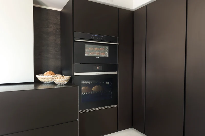 Horno Sencillo Empotrable Contemporáneo Serie M de Cristal Negro de 762 mm