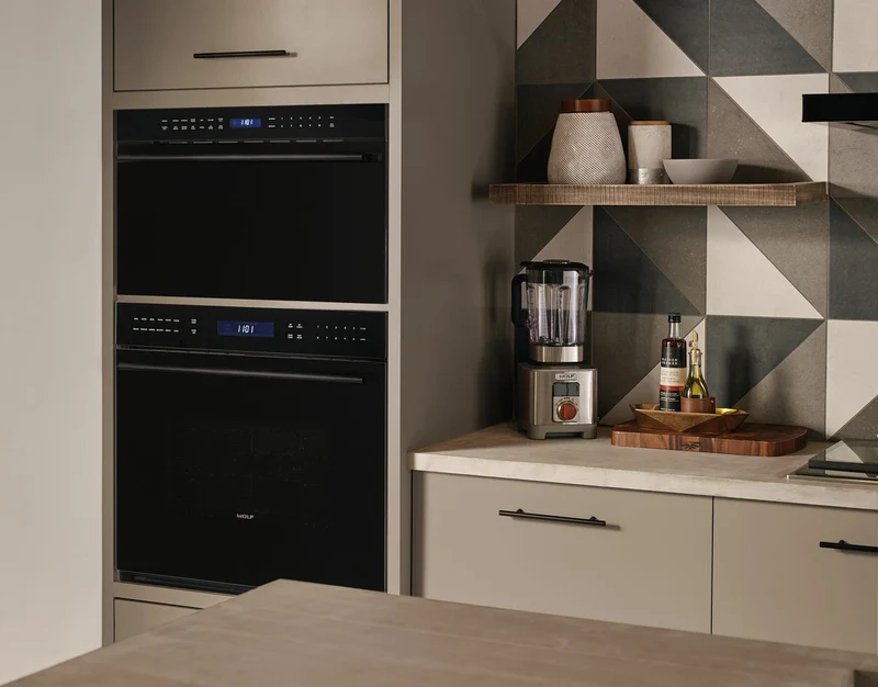 Horno Sencillo Empotrable Contemporáneo Serie M de Cristal Negro de 762 mm