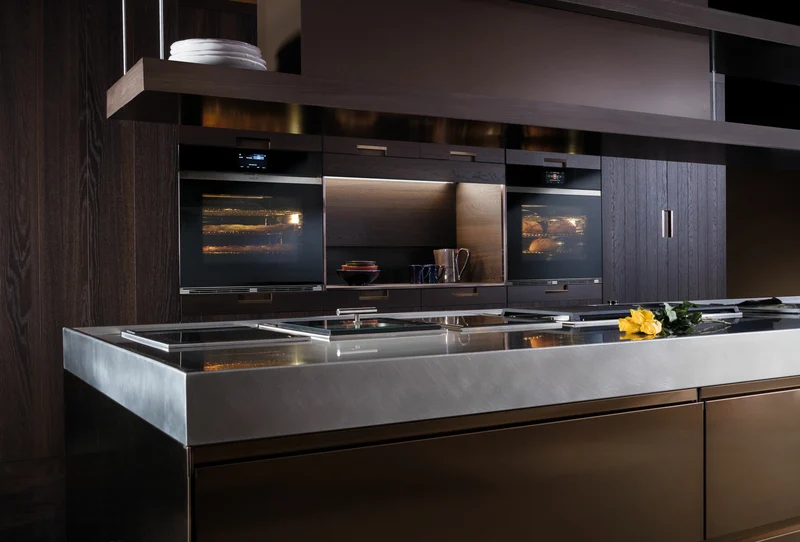 Horno Sencillo Empotrable Contemporáneo Serie M de Cristal Negro de 762 mm