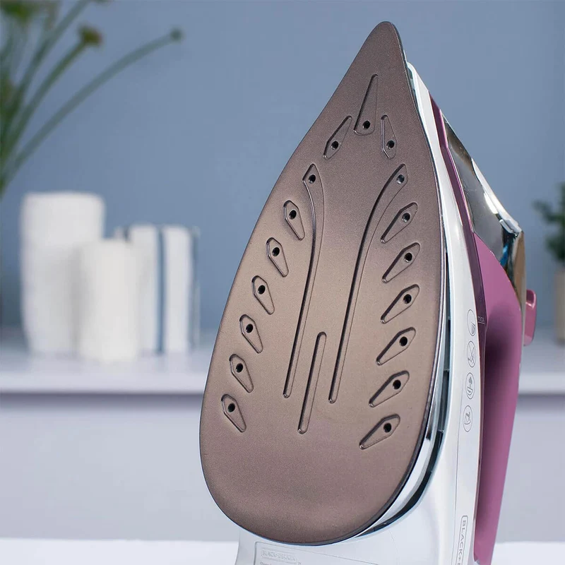 Plancha black + decker suela de titanio y turmalina color morado black+decker