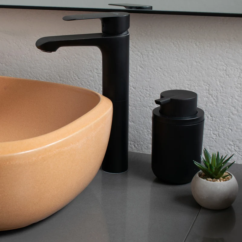 Jabonera con dosificador bold color negro.