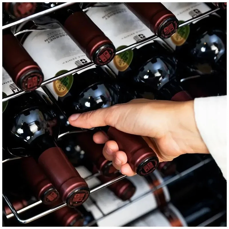 Vinoteca Bolero GrandSommelier 2450 Black: Elegancia y Rendimiento para 24 Botellas de Cecotec