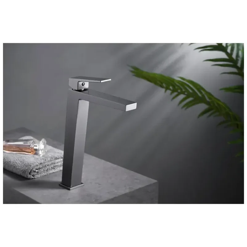 Grifo monomando para lavabo con caño alto hecho de latón con acabado negro metalizado Art de Imex