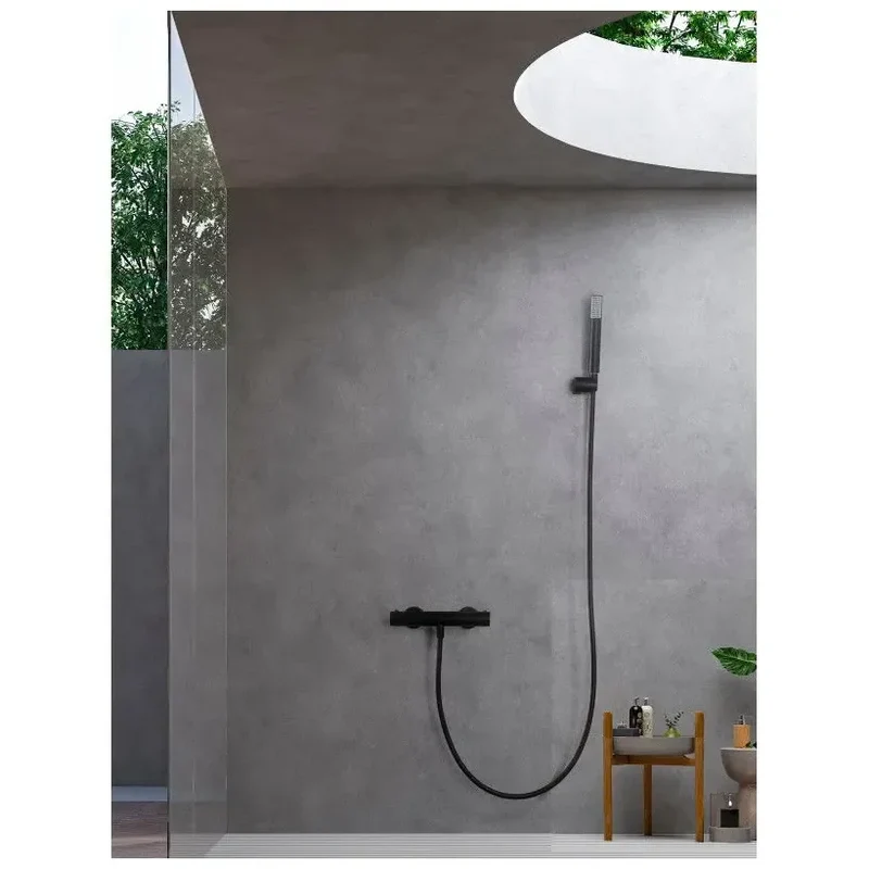 Grifería termostática para ducha con mango y flexo hecha de latón con acabado negro mate Monza de Imex