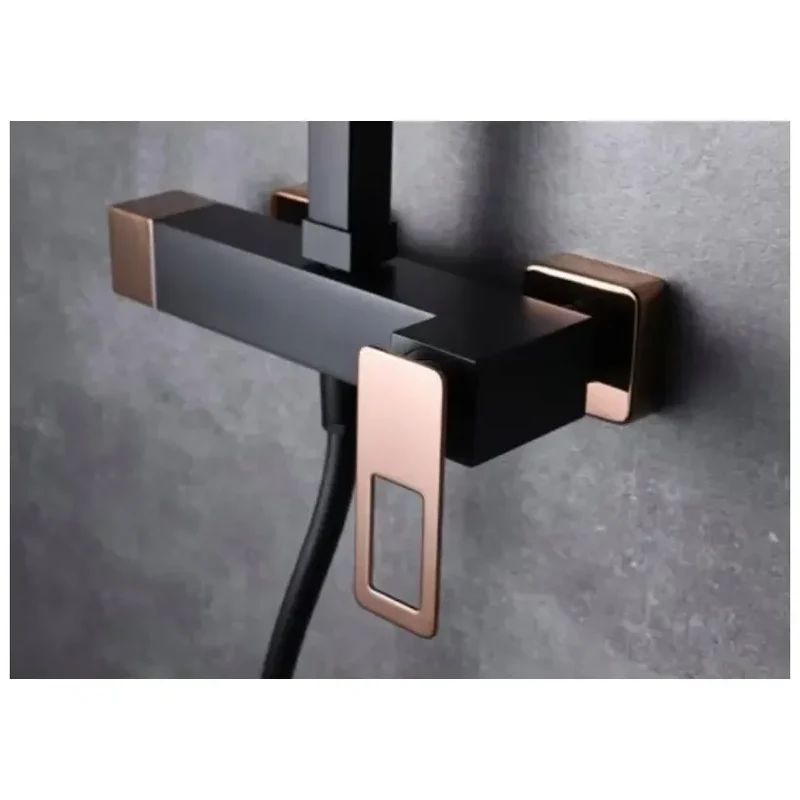 Columna de ducha con un diseño moderno y un acabado negro mate y oro rosa Suecia de Imex