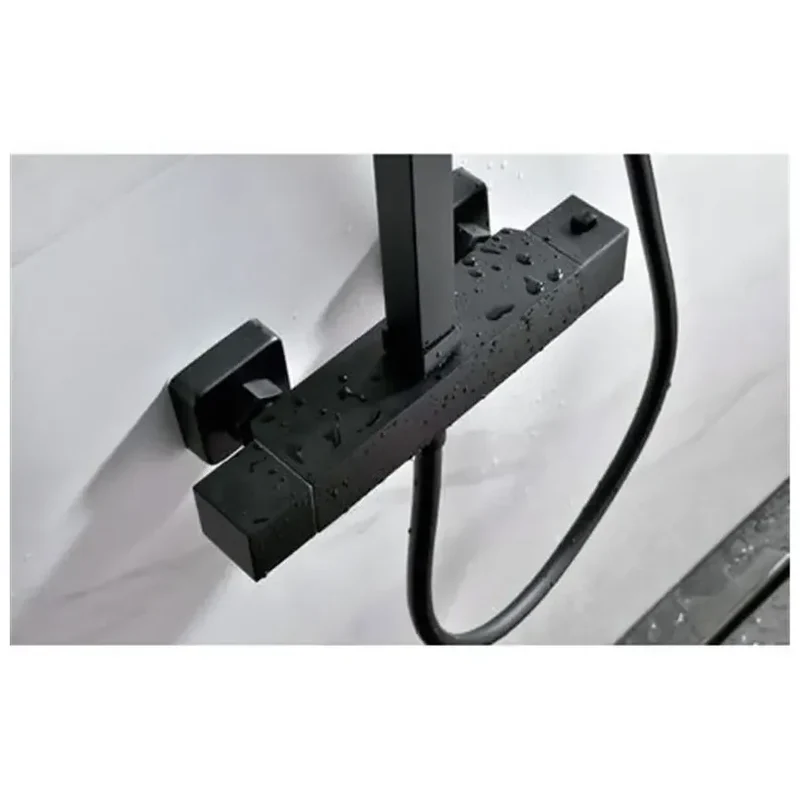 Columna termostática de ducha para pared con un diseño moderno de acabado negro mate Vigo de Imex