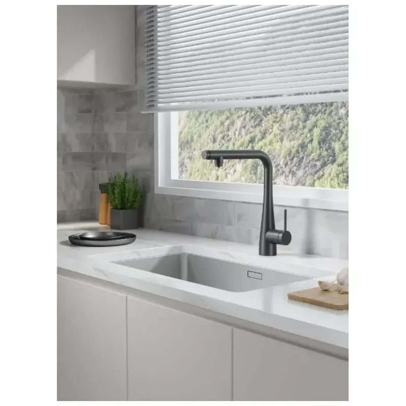 Grifería de cocina monomando fabricada en latón cuenta con un acabado en negro mate Split de Imex