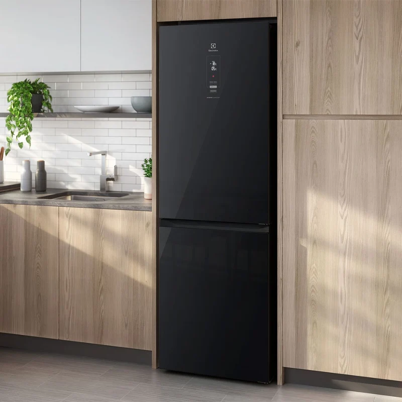 Refrigerador Bottom Freezer 323 L DB60GE Negro Electrolux
